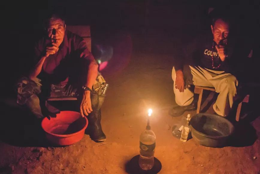 Abraham Guevara (izda.), ayahuasquero desde hace 35 años, posee una bella plantación pero desconoce los entresijos de las redes comerciales.