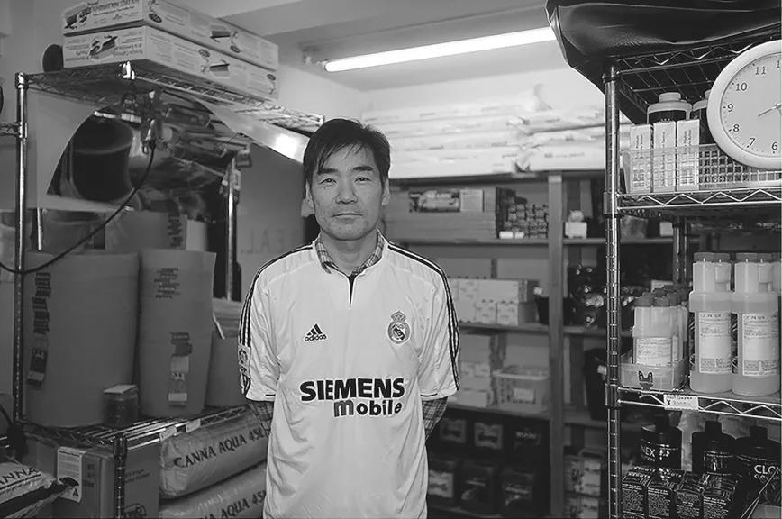 K, amante del Real Madrid, en su grow shop