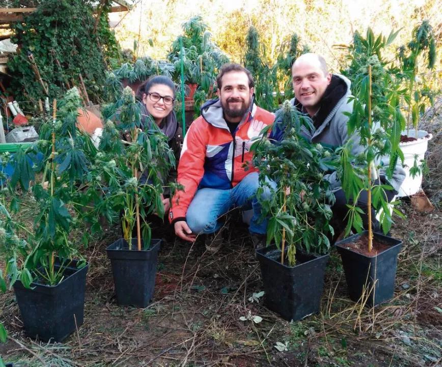 Descanso en el rodaje de la película "100 Metros", posando con las plantas mustias por congelación.