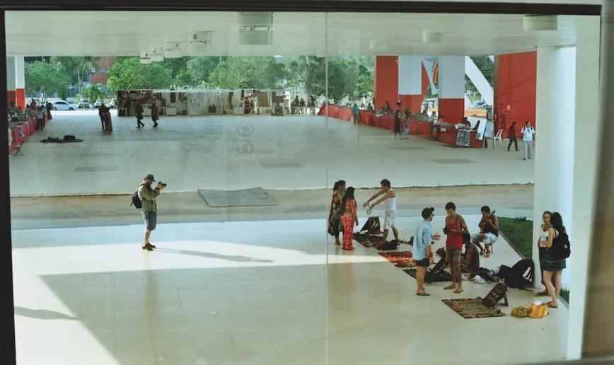 Puestos del mercadillo vendiendo todo tipo de artesanías locales, desde pulseras, brazaletes y cintas, hasta hamacas y distintos tipos de rapé.