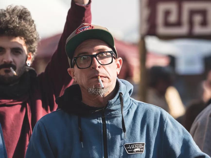 Hombre buscando fuego para calmar la ansiedad