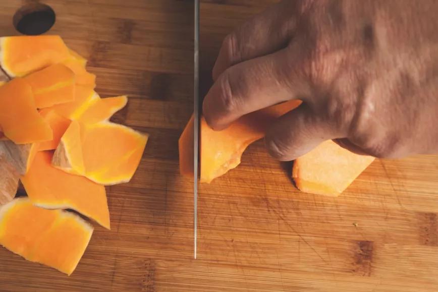 Persona cortando calabaza