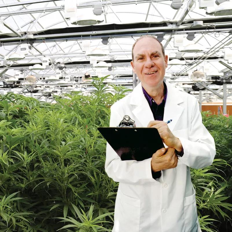 Ed Rosenthal, activista y cannacultor, su popularidad creció gracias a la columna mensual en High Times donde la gente le transmitía sus dudas sobre cultivo.