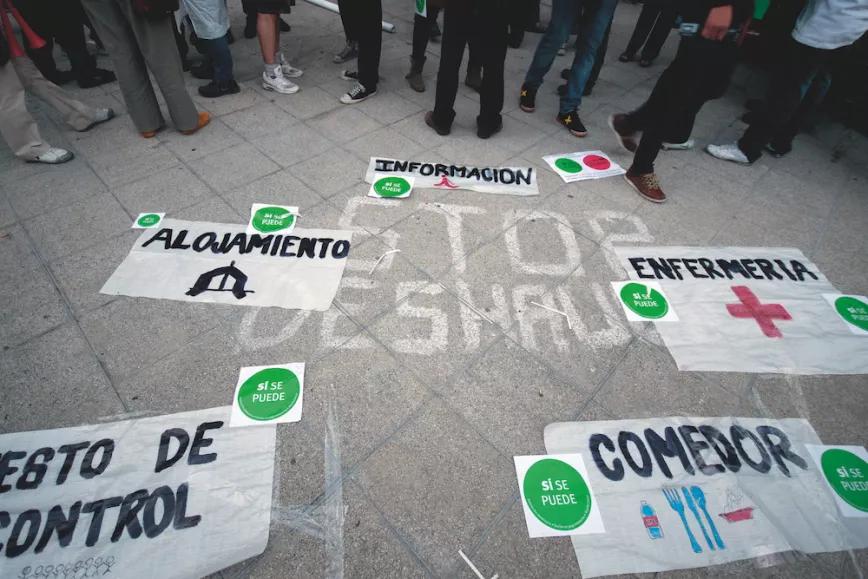 Uno de los lemas coreados en las acciones de la PAH: "Hay niños en la calle y no le importa a nadie".