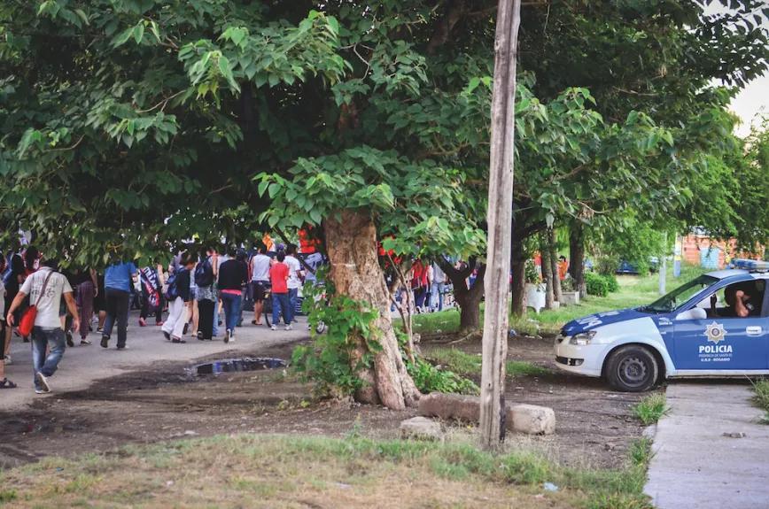 Policías custodiando la marcha al cumplirse dos años del triple crimen en Villa Moreno (Rosario), en el que Jeremías Trasante, Claudio Suárez y Adrián Rodríguez fueron asesinados por una banda de sicarios con protección policial.