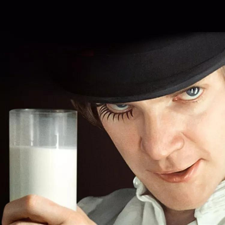 Leche plus en la Naranja Mecánica: La droga preferida de nuestro drugo Alex que servía en el Moloko Club antes de sus sesiones de ultraviolencia. Un clásico.