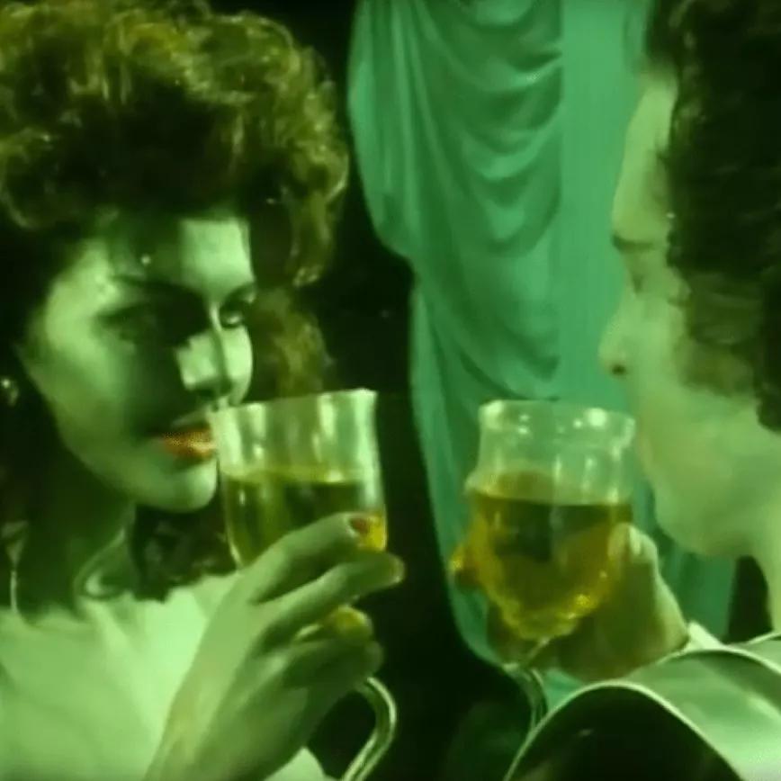 Pan-Galactic Gargle Blaster en La guía del autoestopista galáctico: La droga más potente del universo. Una absenta brutal y alocadisíma. 