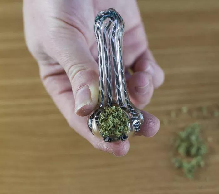 Fumar a pelo: sin filtros, directamente del recipiente. Se puede hacer desde un recipiente grande o con esas pipas que se unen a uno pequeño. 