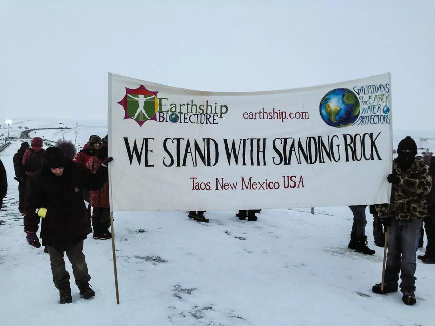 Protectores del agua realizan una marcha ceremonial a las barricadas establecidas en el punto donde consiguieron detener la construcción del oleoducto Dakota Access