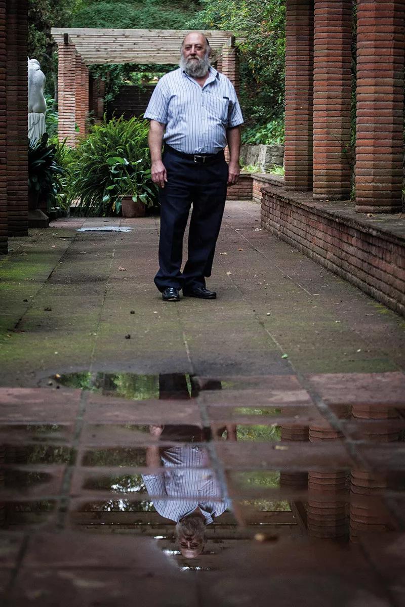 "Yo más que jubilado estoy de vacaciones perpetuas, que es bastante distinto. Yo no me aburro y fumo como siempre", dice Burrial