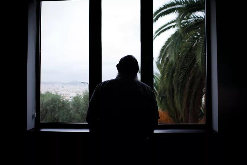 Burrial de espaldas oteando el horizonte