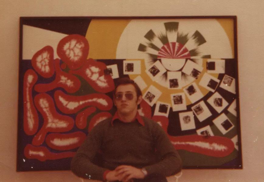 Burrial posando de joven ante uno de sus cuadros