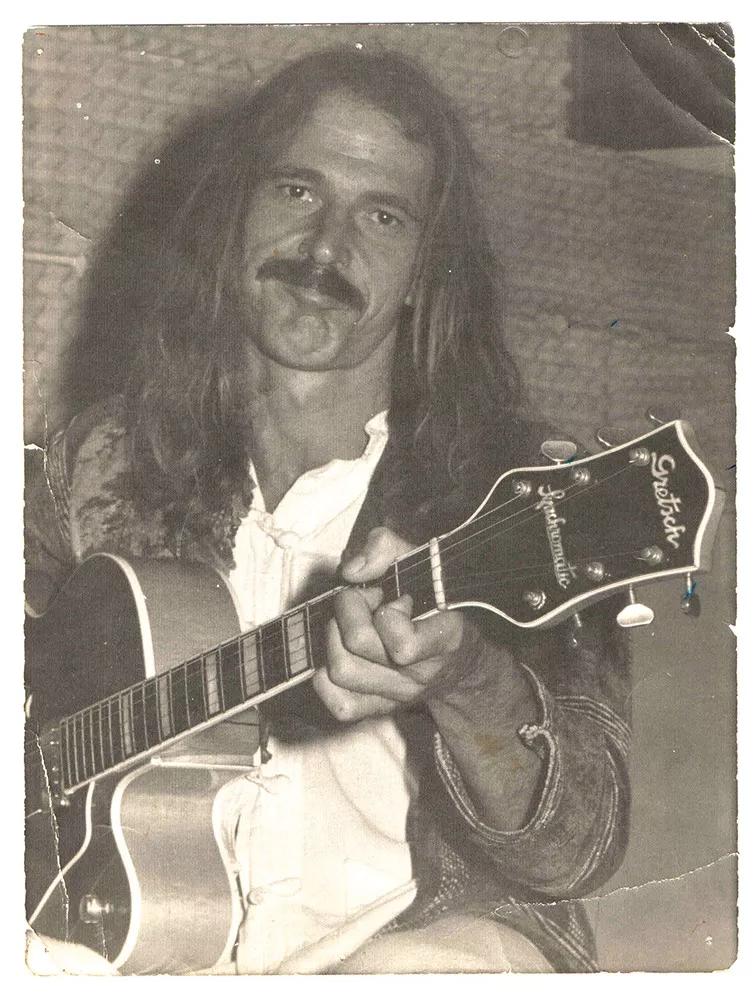 Escohotado en Amnesia tocando la guitarra