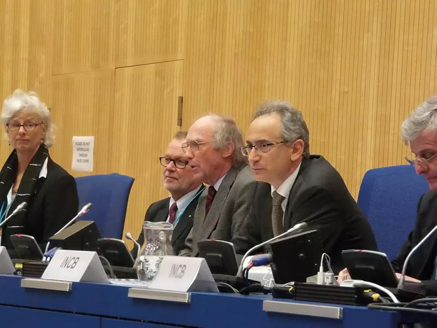 El segundo por la derecha, Sr. Wnder Sipp, presidente de la Junta Internacional de Fiscalización de Estupefacientes (JIFE)