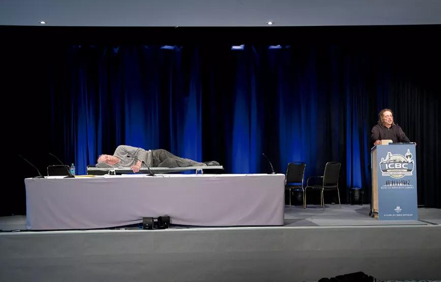 Franjo Grotenhermen presentado por el conocido periodista cannábico alemán Michael Knodt