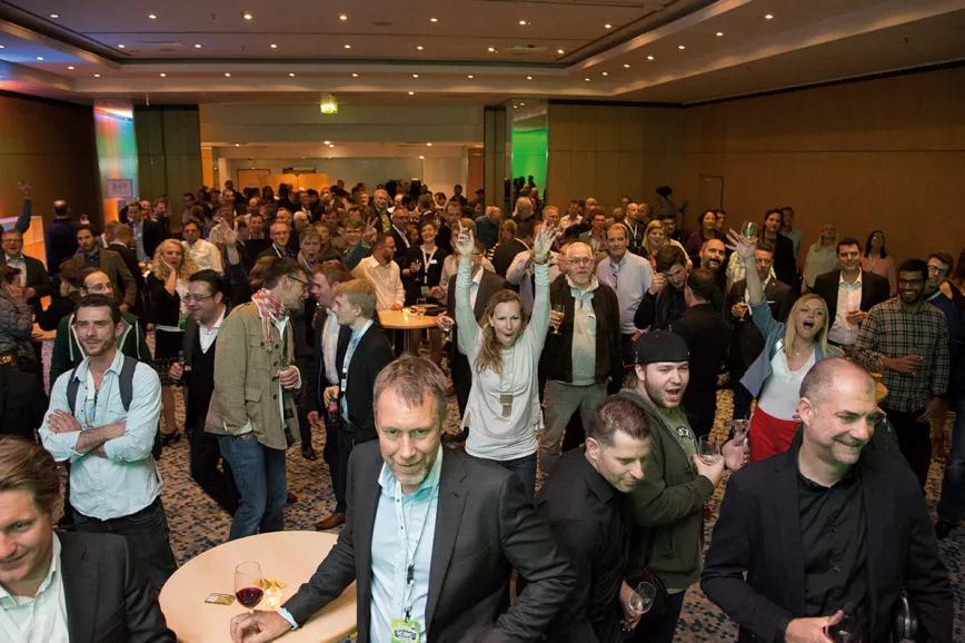 Momento en que Alex Rogers dió la bienvenida a los y las asistentes en el cóctel