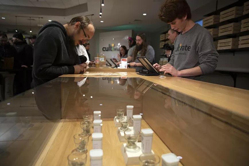 Las imágenes de la felicidad: Massachusetts en su primer día de venta legal