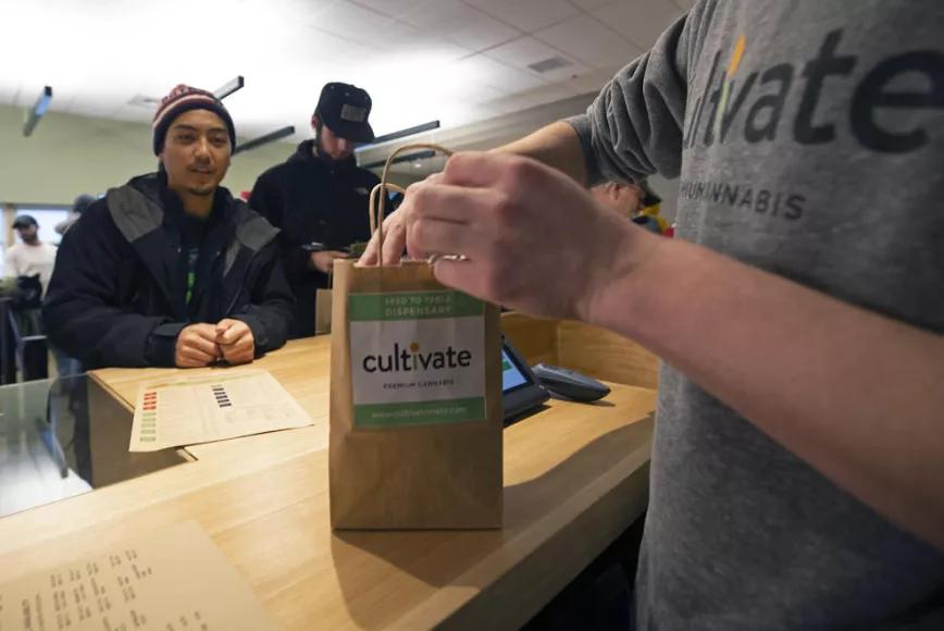 Las imágenes de la felicidad: Massachusetts en su primer día de venta legal