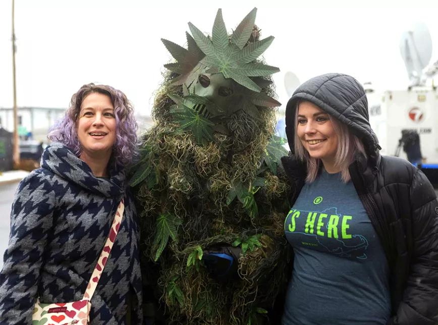 Las imágenes de la felicidad: Massachusetts en su primer día de venta legal