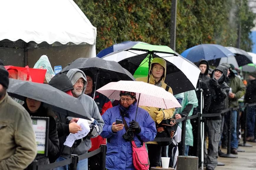 Las imágenes de la felicidad: Massachusetts en su primer día de venta legal