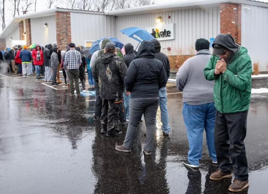 Las imágenes de la felicidad: Massachusetts en su primer día de venta legal