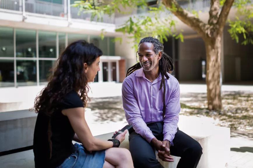 Entrevistadora y entrevistado conversando en el patio del Hospital del Mar en Barcelona