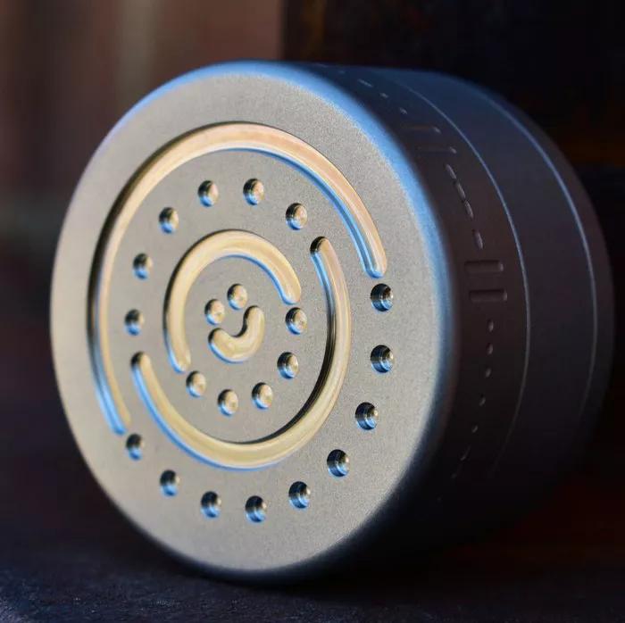 Grinder: un clásico que siempre sugerimos. Si vas a darle a la mandanga es necesario trocear el producto. Este es un grinder es de acero inoxidable de gama media alta que se puede comprar en EE.UU por 95 dólares.
