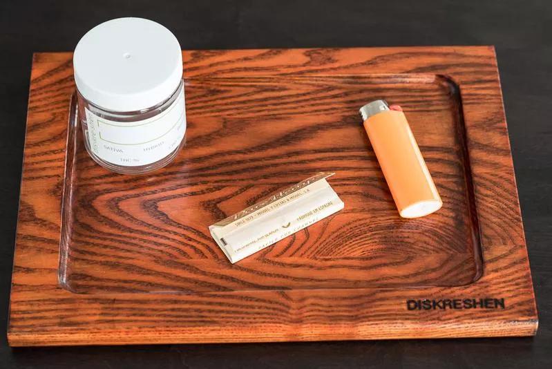  Bandeja para enrollar: ¿Tal vez una caja para tu ceremonia del porro sea demasiado? No te preocupes, esta bandeja para liarte los canutos de excepcional madera te puede venir igual de bien.