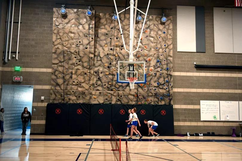 Los estudiantes entrenan en el nuevo gimnasio de Columbine Middle School. 