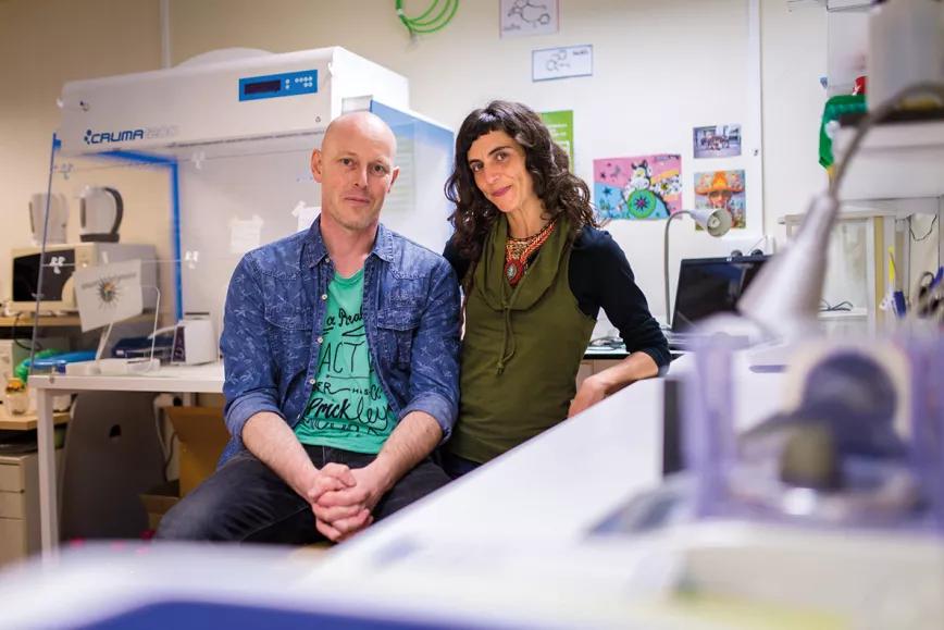 Peter Muyshont con Nuria Calzada en las instalaciones de Energy Control