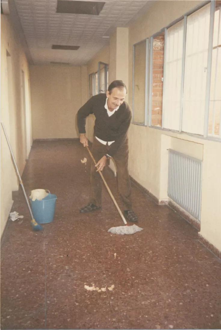 Adecentando el pasillo de las celdas de castigo