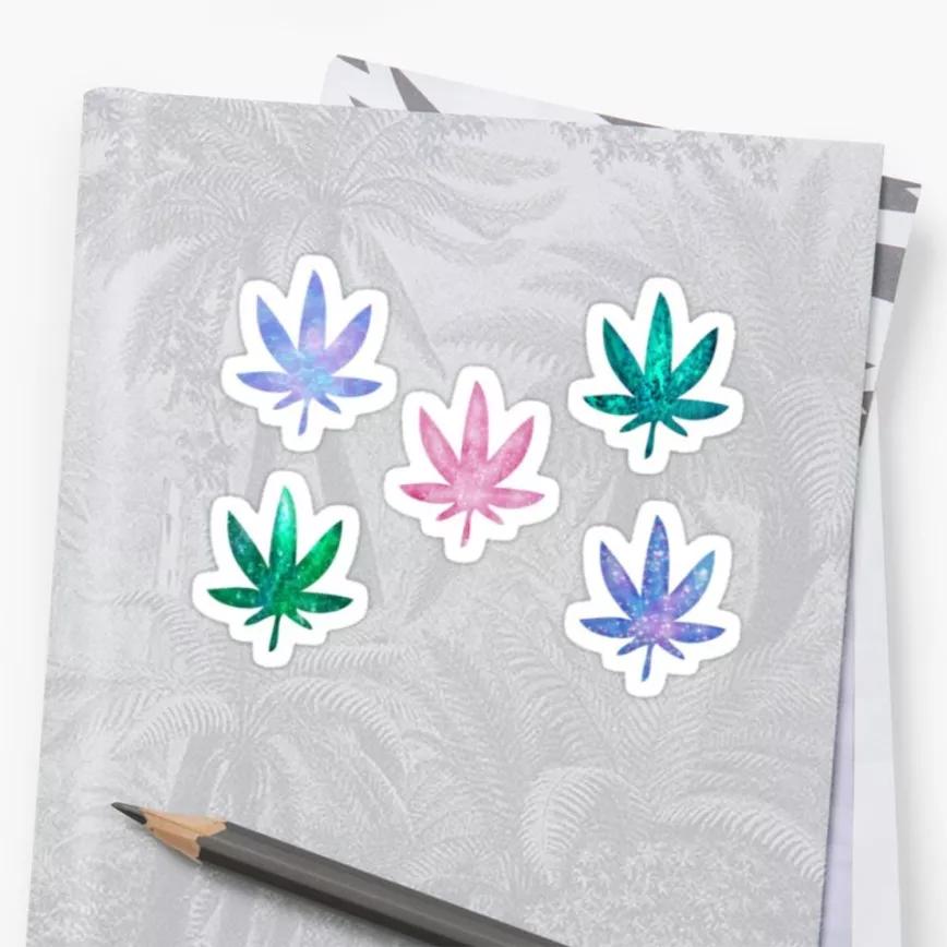  Pegatinas holográficas para el bong: Si piensas que tu papá no es un hortera que pondría pegatinas con brillantina en su bong te equivocas. Todos los hombres de verdad ansían secretamente tunear su bong con productos brillantes y atrayentes.