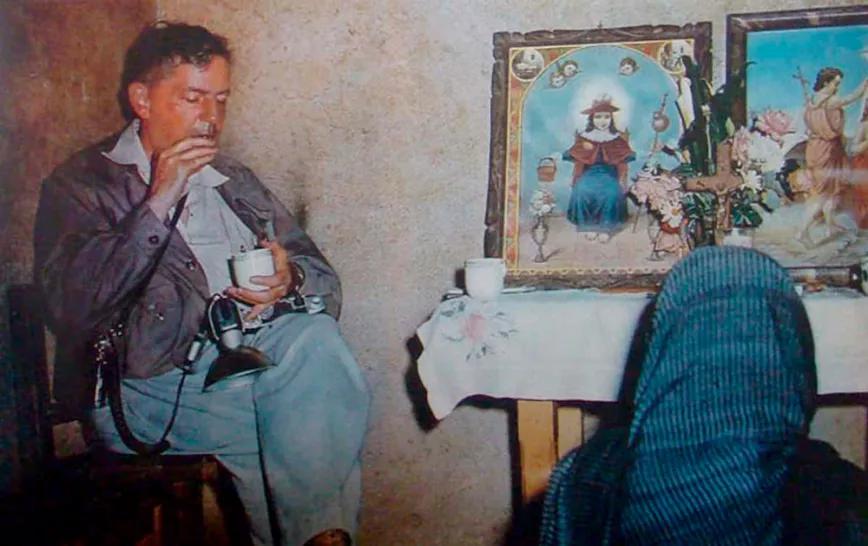 Robert Gordon Wasson durante la velada con la chamana mexicana María Sabina