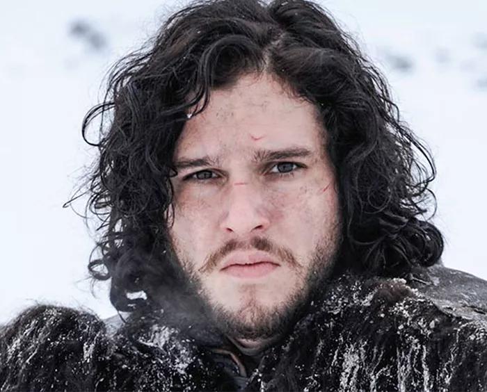 Jon Snow: White Bastard. Bastardo pero sin ofender. Jon Snow, el chico que sufre incluso cuando está pensando en si dejó secando los calcetines en la chimenea o los dejó sobre la mesita de noche. Tío, necesitas un calmante y White Bastard