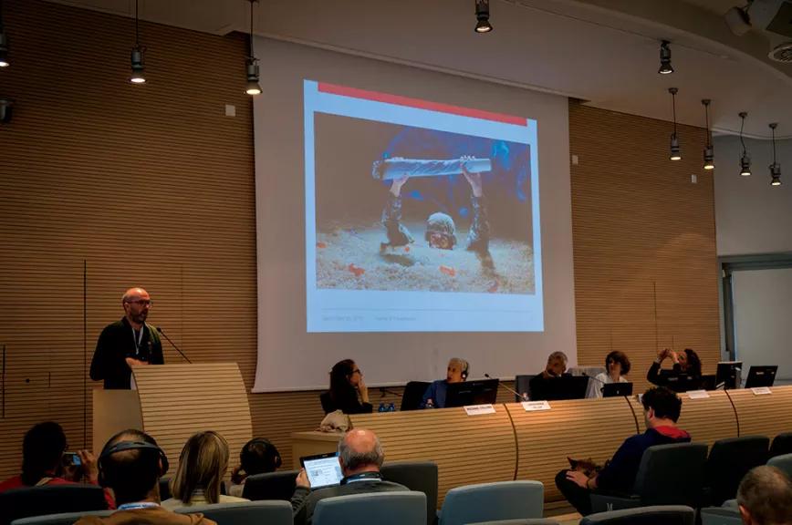 Michael Collins, subdirector de la Drug Policy Alliance, durante su charla