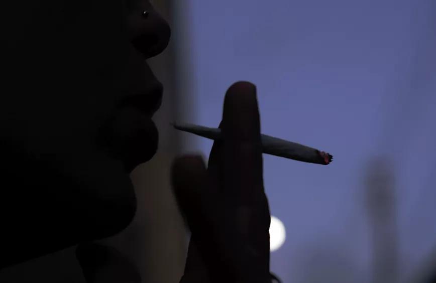 Un joven fuma un moto