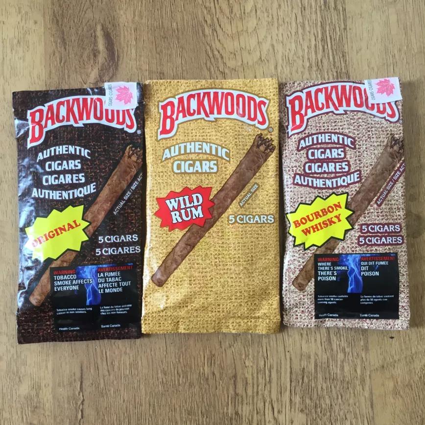 BACKWOOD BLUNTS:  Al igual que Swisher o Dutch Master, si quieres la hoja del blunt aquí te toca primero pelar el purito. Tiene su ventaja pues la hoja es de una calidad exquisita que endulzará tu blunt a la perfección. A lo mejor no tan a la perfección, pero para echarse uno está bien.