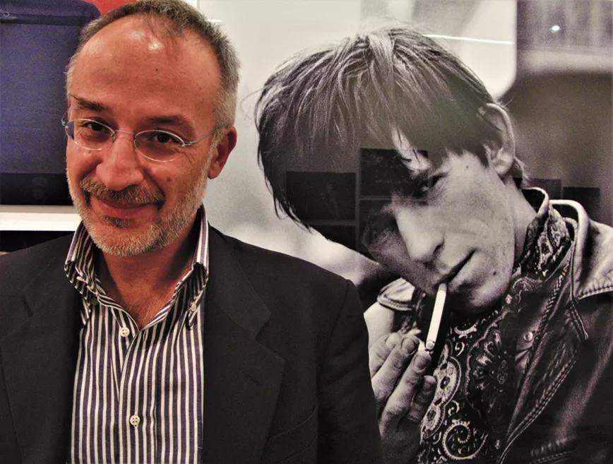 Mancuso junto a una foto de Keith Richards