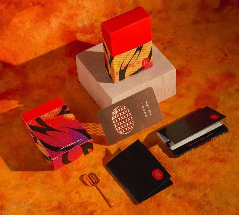 Tokyo Smoke Burn Kit:   Todo un conjunto de productos para prepararte el canuto que se puede llevar en un bolso sin ocupar casi espacio.