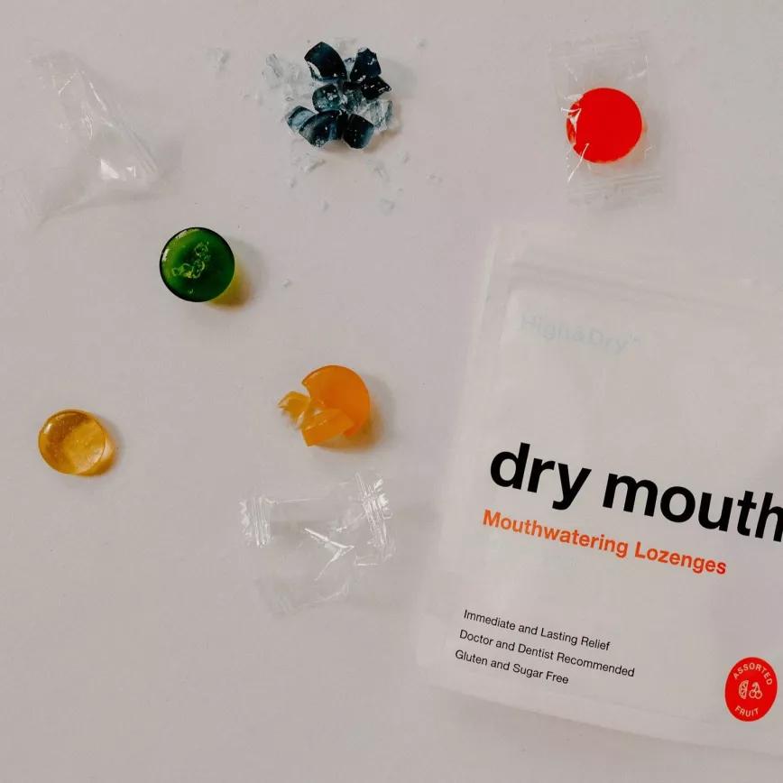 Pastillas para la boca seca: En lugar de chupar caramelos, algo más barato, puedes recurrir a artilugios más caros que hagan que tu saliva circule. Estas pastillas están pensada para la boca seca que dejan los canutos.