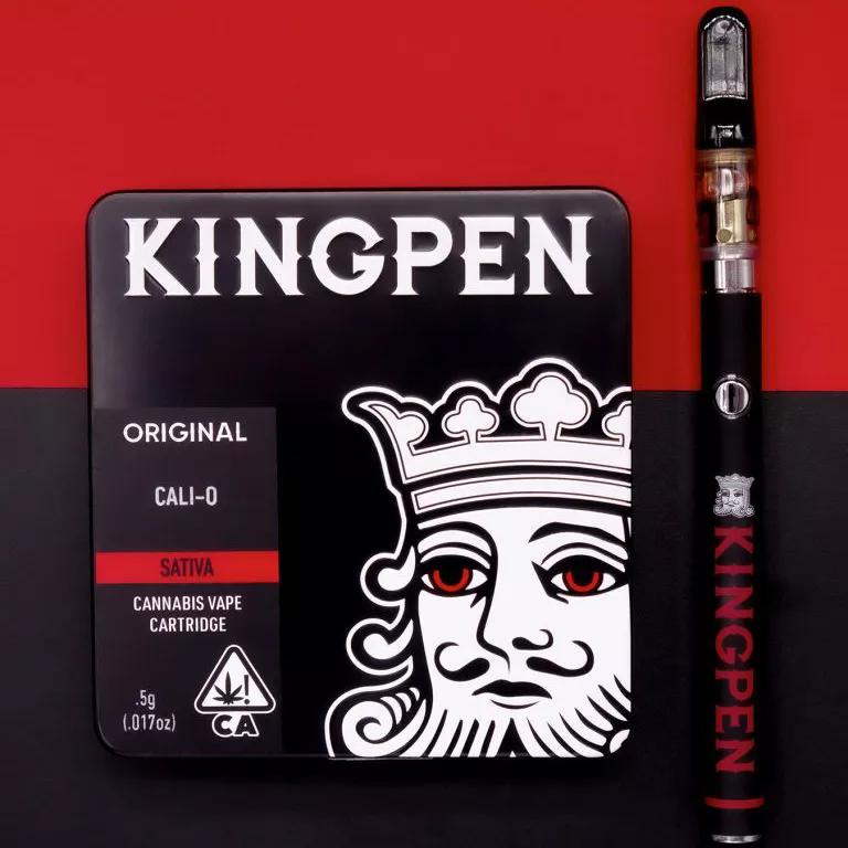 Cali-O Vape Pen de Kingpen:   Mal año para los vapeadores. Sin embargo, Kingpen ofrece un producto de calidad excelsa con su Cali-O Vape de sabores cítricos irresistibles. Sus cartuchos están muy solicitados, por lo que no es raro encontrar copias falsas del producto. Es altamente recomendable no comprar productos copiados después de los casos de enfermedades derivadas del consumo de cartuchos de vapeo.