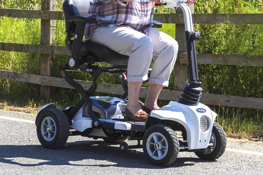 Mujer de Gales detenida (con drogas) por conducir colocada su moto de movilidad