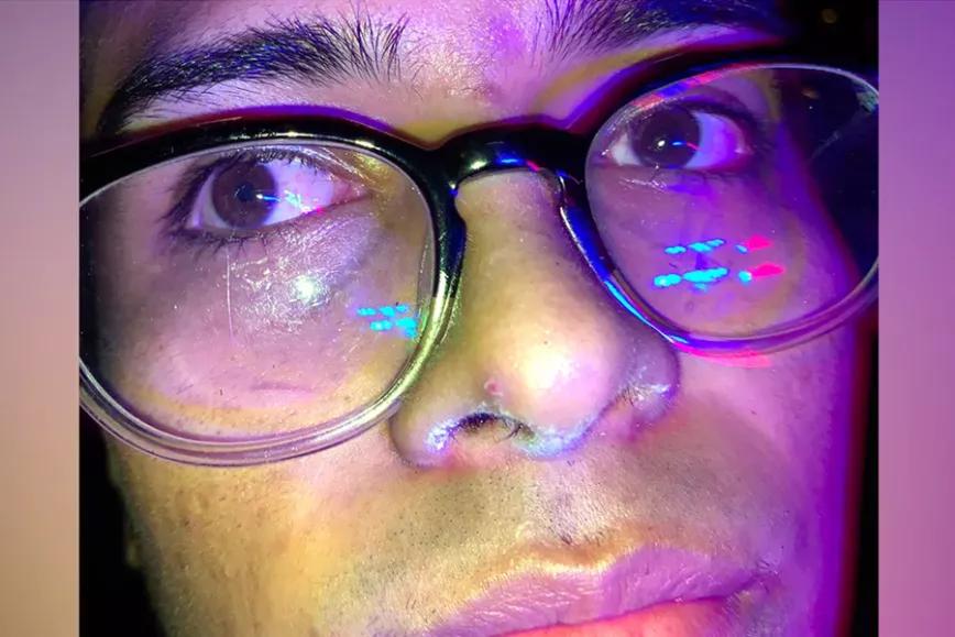 La policía pilló a una persona con cocaína en la nariz y dice que no es suya