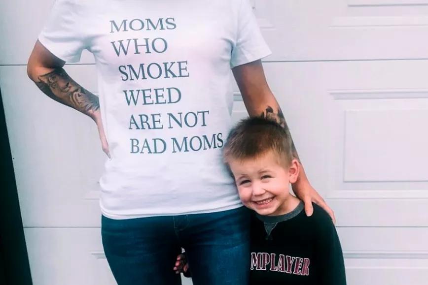 La mamá influencer que fuma cannabis para aliviar su confinamiento con sus hijos
