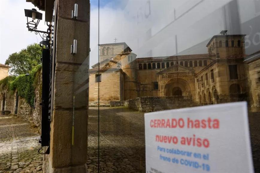 Sorprendidos en un bar bebiendo y fumando marihuana en un bar pero aseguran que lo estaban pintando