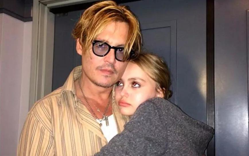 Johnny Depp dice haber dado marihuana a su hija cuando esta tenía 13 años