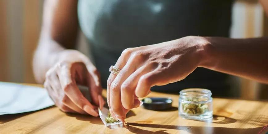 Cómo organizar tu ritual de enrollar un buen porro