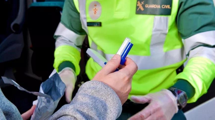 Un juez anula una multa de tráfico por drogas y cuestiona las garantías de los análisis