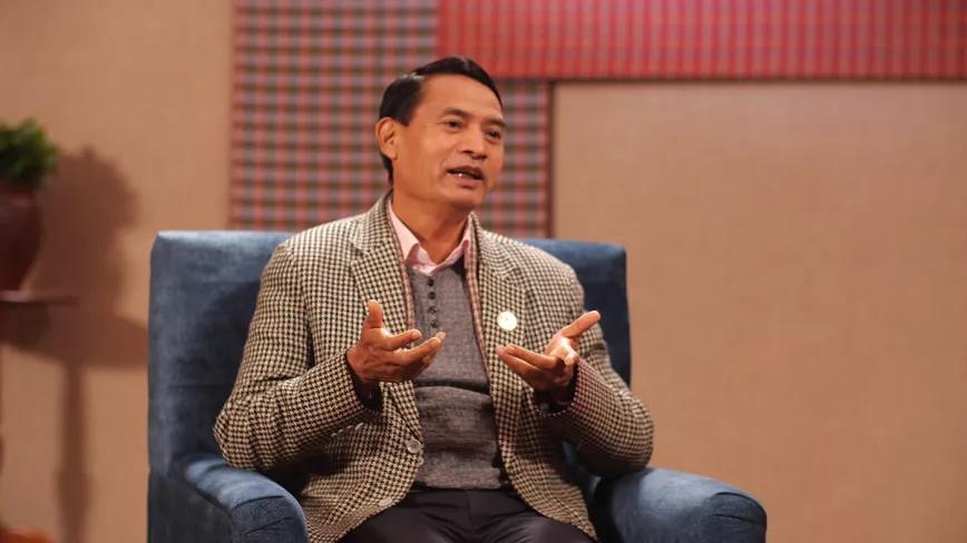 Un diputado nepalí defiende la regulación del cannabis en televisión