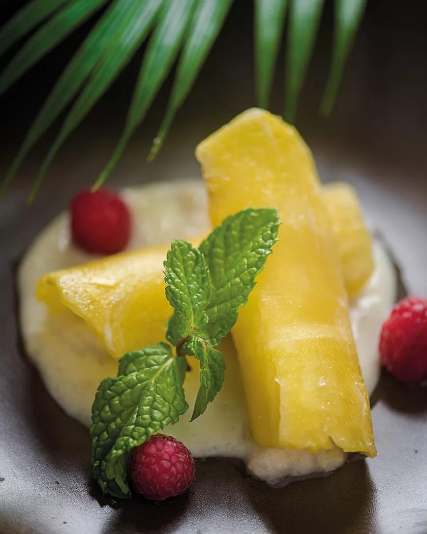 Canelón de piña y arroz con leche de coco CBD Tonic sobre salsa de hierba luisa 